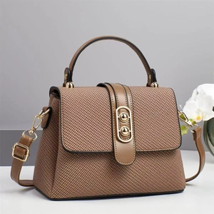 Élégant sac bandoulière marron tissé pour femmes avec anneaux dorés et anse cuir