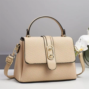 Sac à main en toile tissée beige avec finitions en cuir et fermoir en métal doré