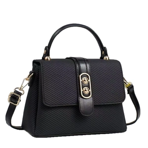 Sac à main noir texturé élégant avec détails dorés et bandoulière pour femmes
