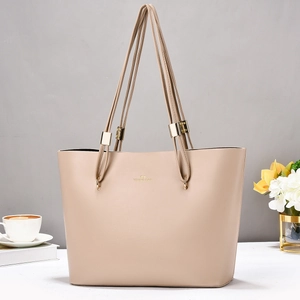 Große Shopper Tasche aus weichem Leder in Beige mit doppelten Trägern und Goldverzierung