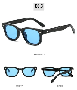 Detailansicht der eckigen Sonnenbrille mit blauen Gläsern und silbernen Ziernieten