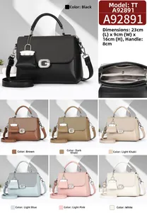 Detalle de bolso de hombro con hebilla G, monedero y bolsillos internos para mujer