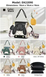 Détail du sac bandoulière avec rabat lapin, sangle large tendance et pompon en peluche