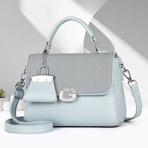 Bolso bandolera azul claro elegante con solapa tejida y hebilla metálica en forma de G
