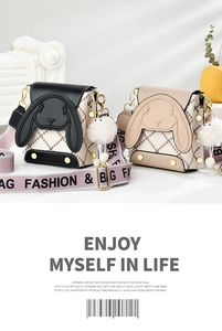 Détail de sacs à bandoulière oreilles de lapin avec motif damier et sangle large