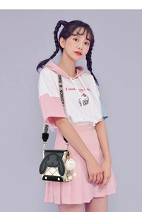 Détail du mini sac bandoulière avec oreilles de lapin, matelassage et pompon blanc