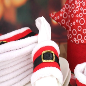 Dettaglio portatovagliolo cintura di Babbo Natale in feltro rosso con fibbia dorata