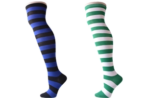 Détail de chaussettes hautes rayées bleu-noir et vert-blanc en tissu de maille tricotée