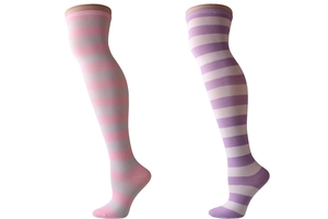 Détail des chaussettes hautes rayées roses et mauves en tissu tricoté élastique