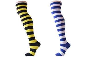 Détail de chaussettes hautes rayées jaune-noir et bleu-blanc en maille élastique