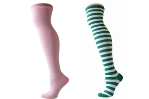 Détails du tricot des chaussettes montantes à rayures roses et vertes pour femmes
