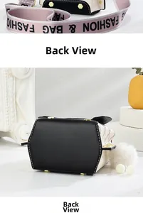 Détails du sac bicolore avec bandoulière tendance et pieds de protection dorés