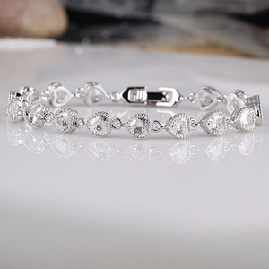 Sparkling silver heart bracelet with AAA zircon stones and intricate bead edges