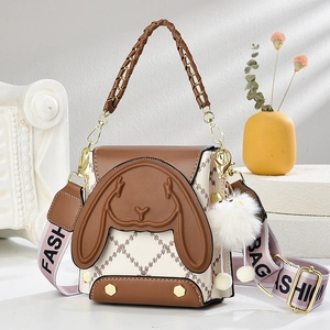 Sac à bandoulière lapin de dessin animé beige et marron avec sangle et breloque en peluche