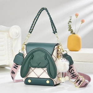 Sac bandoulière oreilles de lapin vert et blanc avec motif à losanges et sangle