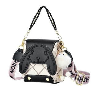 Sac bandoulière lapin mignon noir et blanc avec une sangle tissée rose tendance
