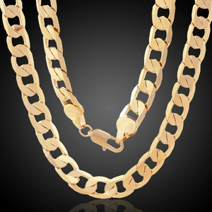 Dettaglio della spessa collana a catena cubana placcata oro 18 carati con chiusura a moschettone