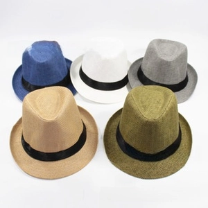 Vista detallada superior de varios sombreros de vaquero de paja tejida con cintas negras decorativas