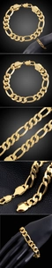 Dettaglio di un bracciale a catena Figaro dorata con chiusura a moschettone e maglie piatte