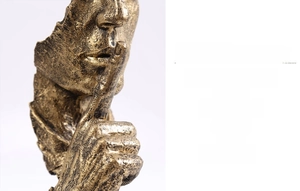 Détail de la sculpture Le silence est d'or montrant la texture dorée et le grain de résine