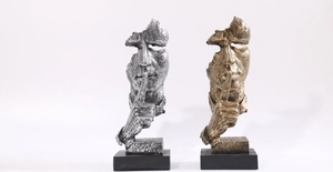 Détail des sculptures d'art silence est d'or en résine avec texture vintage