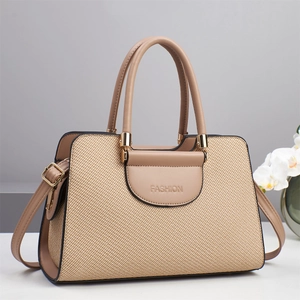 Borsa a mano alla moda in tela marrone chiaro con tracolla regolabile e dettagli in pelle