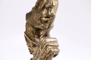Détail de la sculpture le silence est d'or en résine bronze sur fond blanc pur