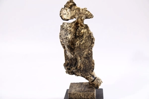 Vue détaillée d'une sculpture en résine bronze avec texture abstraite sur base noire