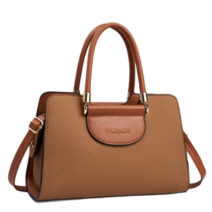 Borsa a mano in pelle intrecciata color caramello con scritta FASHION e tracolla donna