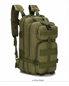 Detalle de la mochila táctica verde militar con correas MOLLE y malla transpirable