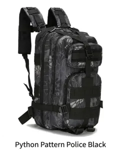 Primer plano de mochila táctica patrón pitón negro con sistema MOLLE y hebillas pro