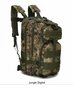 Detalle de la mochila táctica de camuflaje Jungle Digital con sistema MOLLE y hebillas