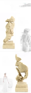Détail de la sculpture Le silence est d'or avec texture en grès et geste de main