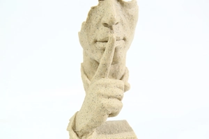 Détail de la résine grès montrant un fragment de visage et le geste de silence manuel