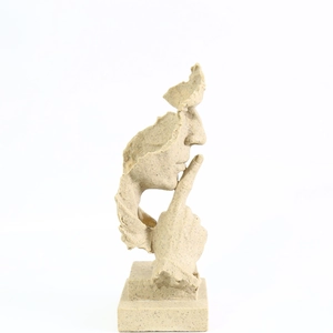 Détail macro de la sculpture Chut en résine beige avec une texture en grès