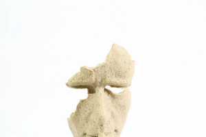 Vue détaillée de la sculpture Silence est d'Or en résine beige avec une texture rugueuse