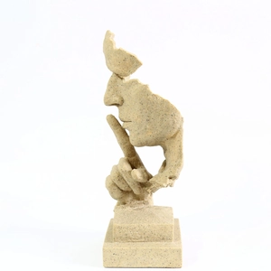 Gros plan d'une sculpture en grès beige Silence est d'Or avec un socle de soutien