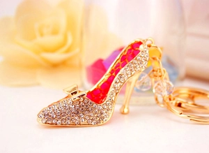 Gros plan du porte-clés escarpin orné de strass avec intérieur rose et chaîne dorée