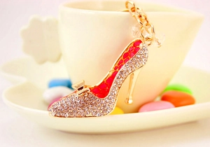 Gros plan détaillé d'un porte-clés escarpin en strass avec doublure rose et métal doré