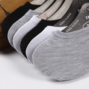 Men's invisible boat socks in black, gray and white with non-slip silicone and breathable knit