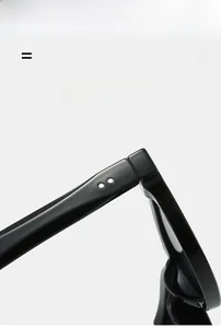Detail der Metallscharniere und des flexiblen Rahmens der schwarzen eckigen Sonnenbrille