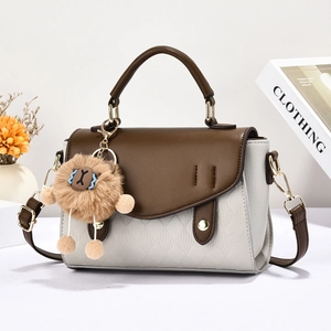 Sac à main élégant pour femme avec pendentif lion et bandoulière réglable chic