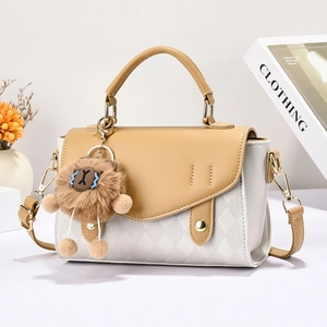 Vue détaillée du sac bandoulière beige et kaki avec texture de treillis diamant