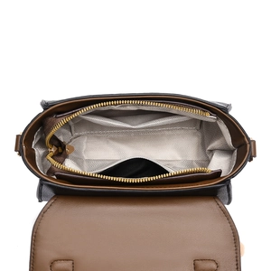 Vue de dessus montrant la doublure chevron et les compartiments de ce sac à main noir