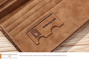 Détail d'un portefeuille long marron mat avec fente dédiée pour carte SD et carte SIM