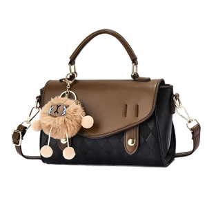 Sac bandoulière chic pour femme avec corps matelassé, rabat marron et pendentif peluche