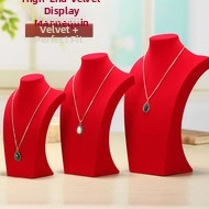 Set di tre espositori per collane in velluto rosso di diverse dimensioni per gioielli