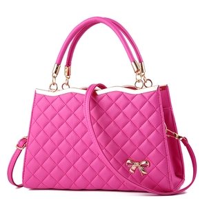 Rosarote Stepptasche aus Leder mit goldener Schleife und verstellbarem Schultergurt