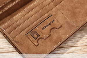 Détail intérieur du portefeuille marron avec emplacements pour cartes SD et coutures blanches