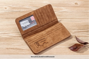 Détail de l'intérieur du portefeuille vintage avec fentes pour cartes et logement carte SD